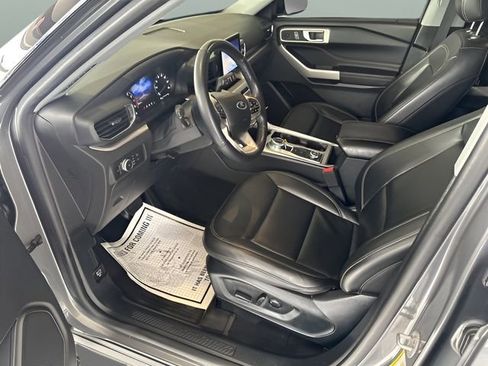 Used 2022 Ford Explorer XLT w/ Equipment Group 202A image 7