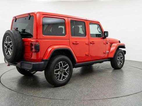 Used 2025 Jeep Wrangler Sahara image 9
