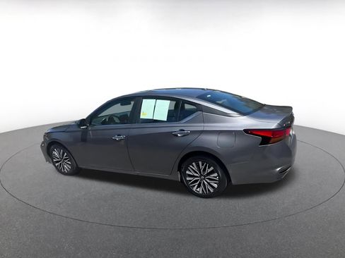 Used 2025 Nissan Altima 2.5 SV FWD image 9
