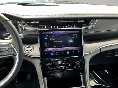 Used 2024 Jeep Grand Cherokee Limited image 8