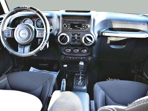 Used 2015 Jeep Wrangler Unlimited Sahara w/ Connectivity Group AWD/4WD image 23
