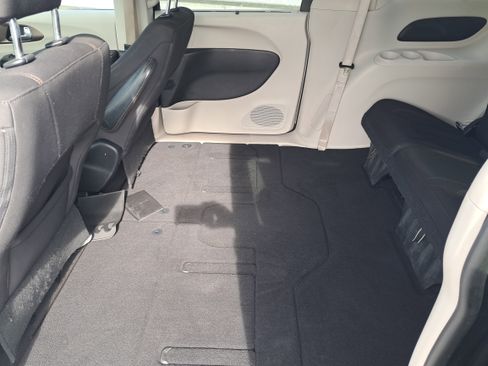 Used 2017 Chrysler Pacifica Touring Plus w/ Tire & Wheel Group image 10