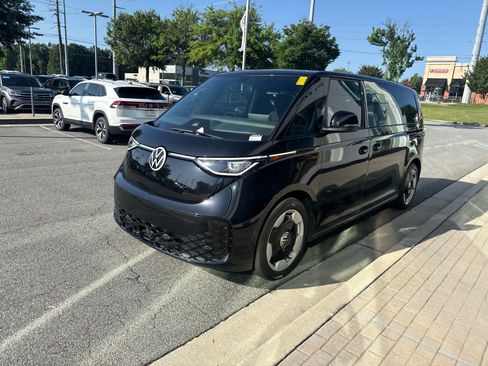 Used 2025 Volkswagen ID. Buzz Pro S RWD image 4