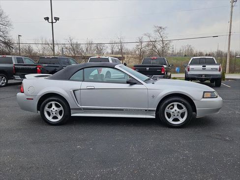Used 2001 Ford Mustang 2dr Convertible Deluxe image 25
