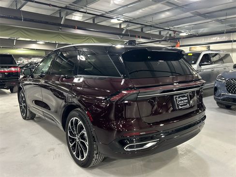 Used 2025 Lincoln Nautilus Reserve image 4