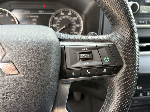 Used 2024 Mitsubishi Outlander AWD image 17