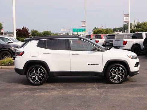 Used 2025 Jeep Compass Limited AWD/4WD image 5