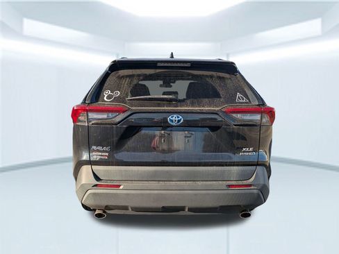 Used 2021 Toyota RAV4 XLE Premium image 5