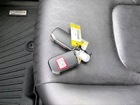 Used 2024 Kia Carnival EX image 32