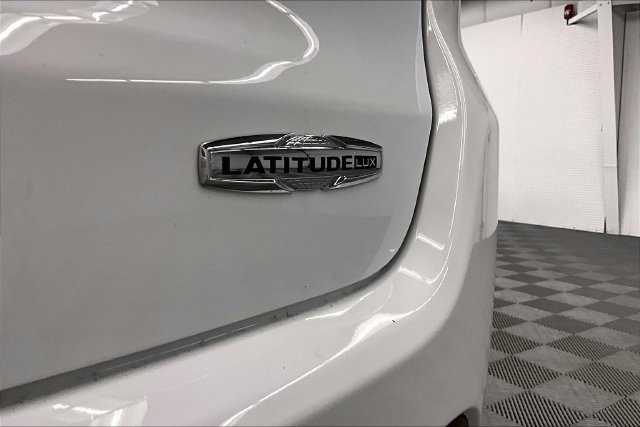Used 2023 Jeep Compass Latitude w/ Sun and Sound Group AWD/4WD image 9