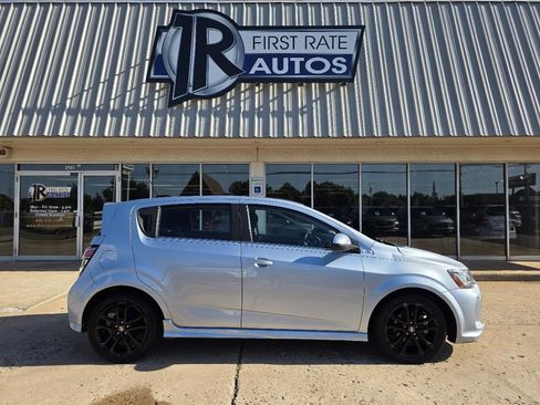 Used 2017 Chevrolet Sonic LT w/ Fun and Sun Package FWD image 9