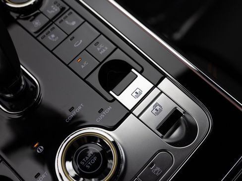 Used 2025 Bentley Flying Spur Plug-In Hybrid image 32