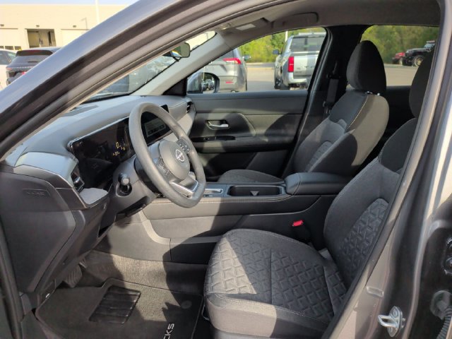 Used 2025 Nissan Kicks SV AWD/4WD image 11