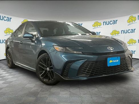 Used 2025 Toyota Camry SE image 1