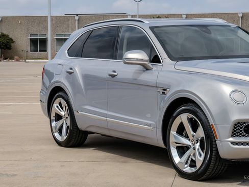 Used 2020 Bentley Bentayga Plug-In Hybrid AWD/4WD image 22