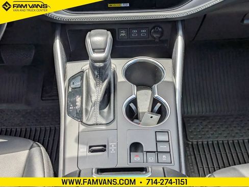 Used 2023 Toyota Highlander XLE FWD image 27
