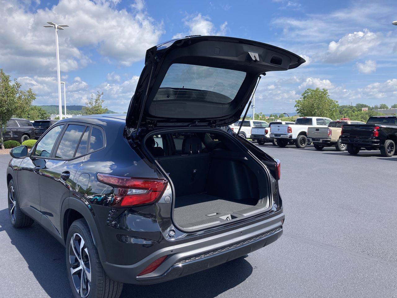 New 2026 Chevrolet Trax RS w/ Sunroof Package FWD image 12