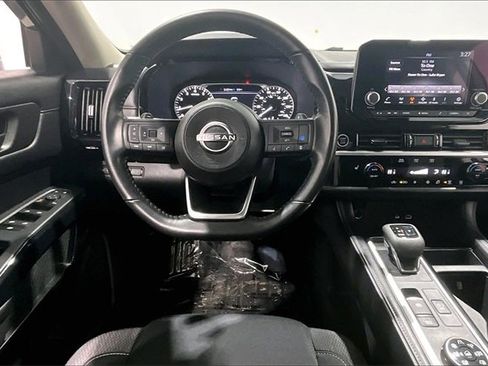 Used 2024 Nissan Pathfinder SV image 8