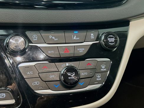 Used 2023 Chrysler Pacifica Touring-L image 23