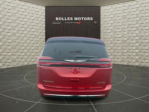 Certified 2024 Chrysler Pacifica Limited FWD image 4