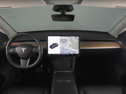Used 2025 Tesla Model Y Long Range RWD image 3