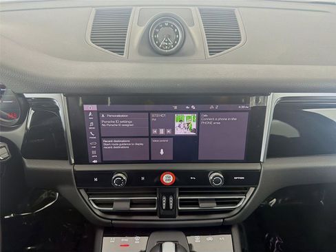 Certified 2025 Porsche Macan image 19