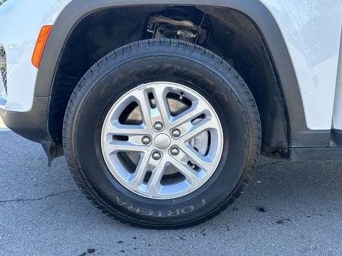 Certified 2023 Jeep Grand Cherokee Laredo image 14