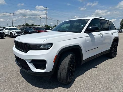 Used 2024 Jeep Grand Cherokee Altitude AWD/4WD image 31