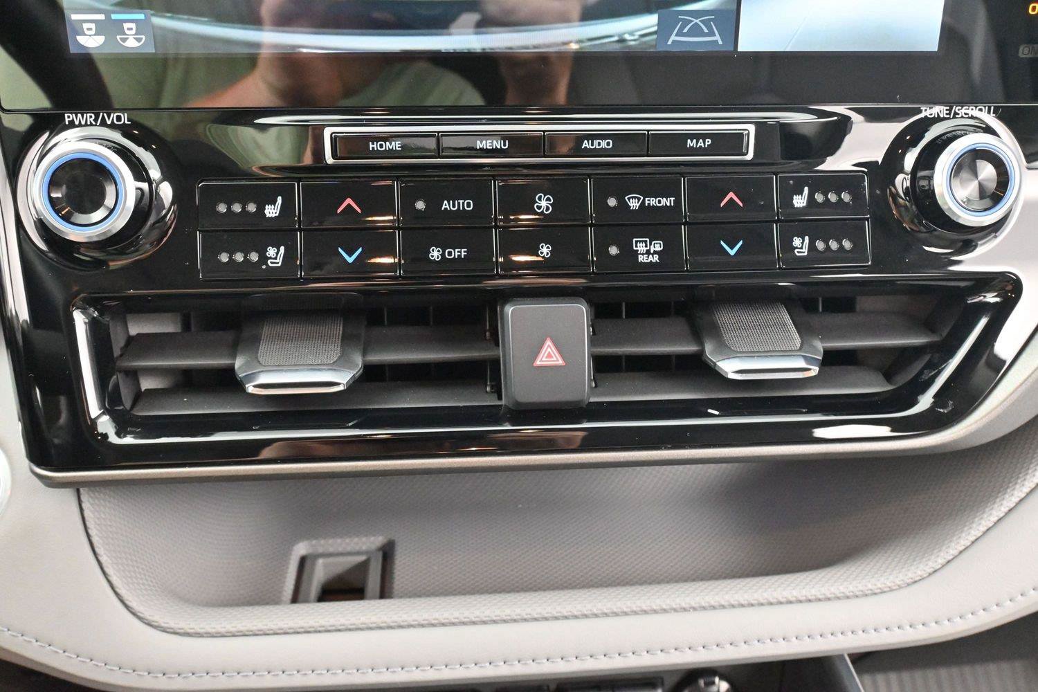 Used 2021 Toyota Highlander Limited FWD image 25