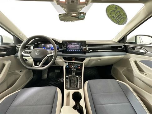 Used 2025 Volkswagen Jetta SE image 3