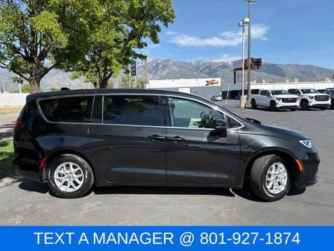 Used 2023 Chrysler Pacifica Touring-L FWD image 3