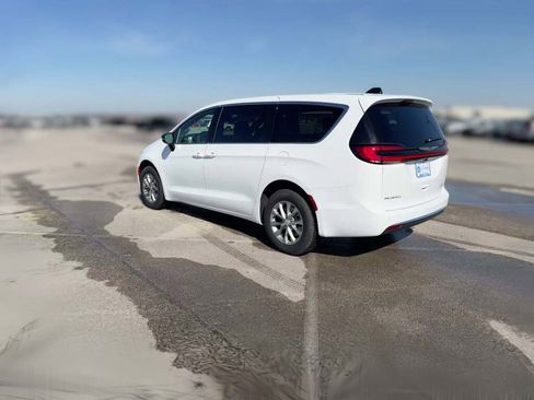 New 2026 Chrysler Pacifica Limited image 8