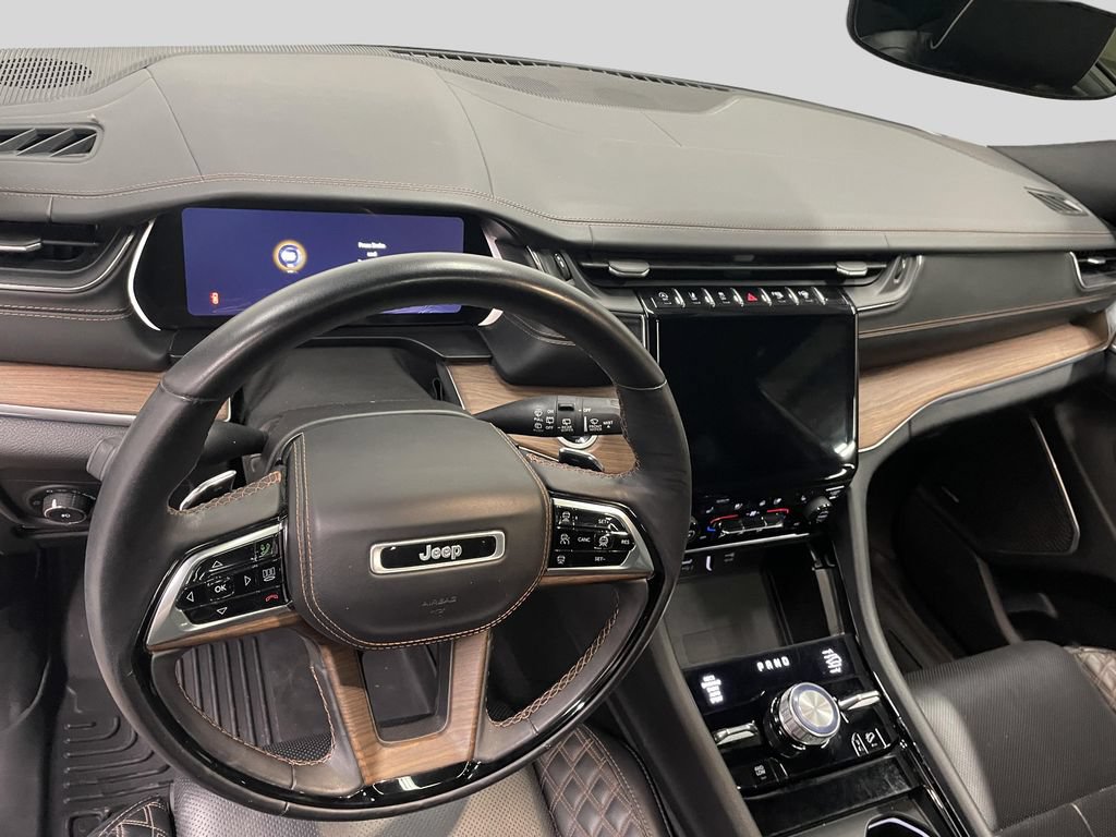 Used 2023 Jeep Grand Cherokee L Summit w/ Luxury Tech Group V AWD/4WD image 13