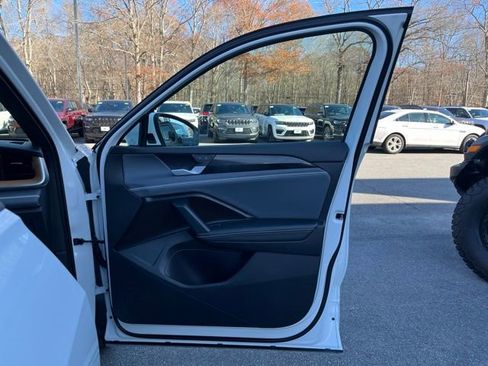 Certified 2025 Volkswagen Tiguan SEL R-Line image 26