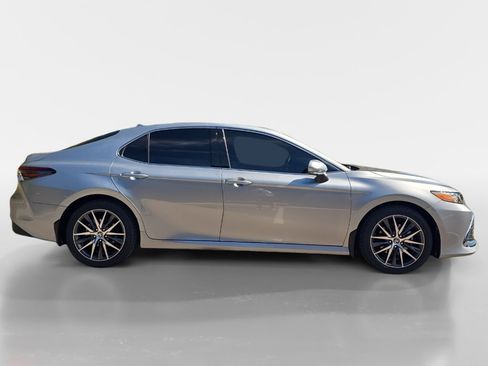 Used 2022 Toyota Camry XLE image 7