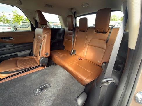 Used 2024 Nissan Pathfinder Platinum FWD image 8