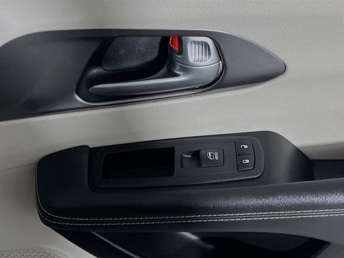 Used 2024 Chrysler Pacifica Touring-L FWD image 32