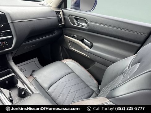 Used 2023 Nissan Pathfinder Platinum w/ Black Appearance Package FWD image 29