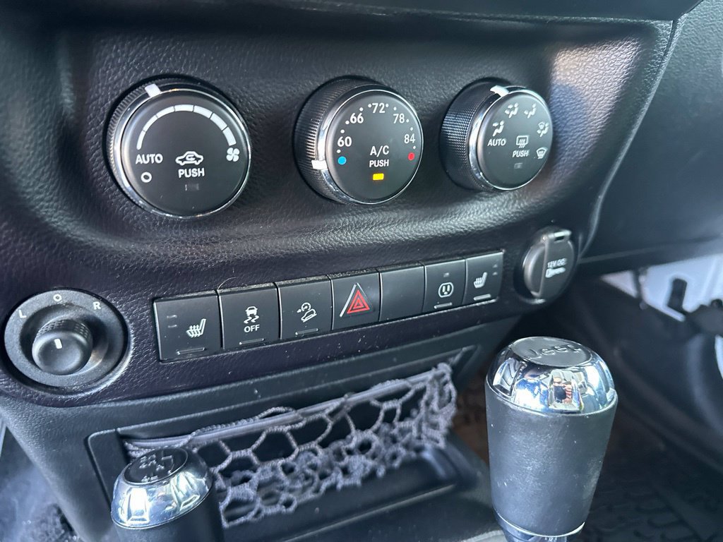Used 2015 Jeep Wrangler Unlimited Rubicon w/ Connectivity Group AWD/4WD image 18