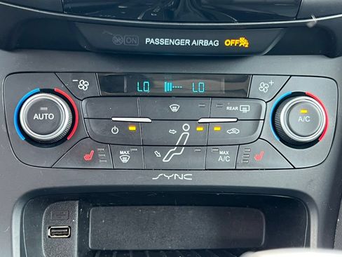 Used 2018 Ford Focus Titanium w/ Titanium Technology Package FWD image 25