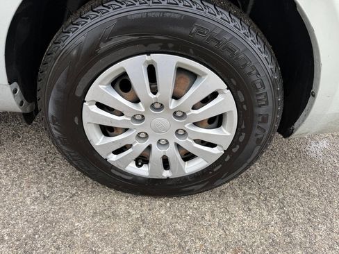 Used 2012 Kia Sedona LX image 5