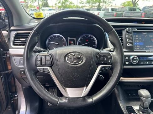 Used 2019 Toyota Highlander XLE AWD/4WD image 11