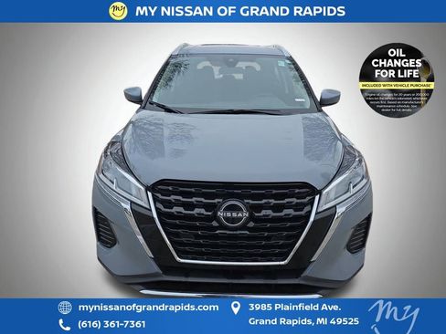 Used 2024 Nissan Kicks SV image 3