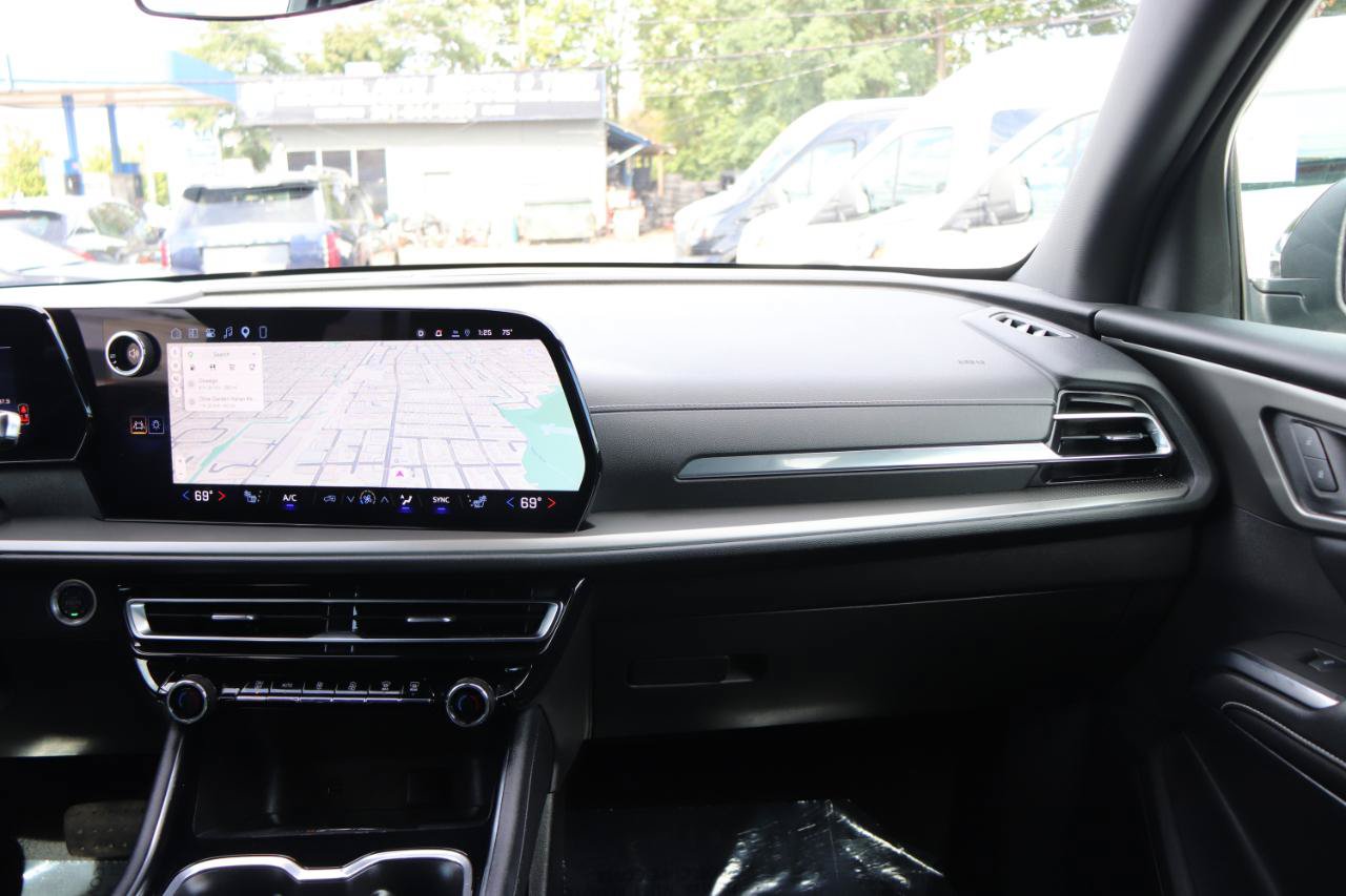 Used 2025 Chevrolet Traverse LT FWD image 20