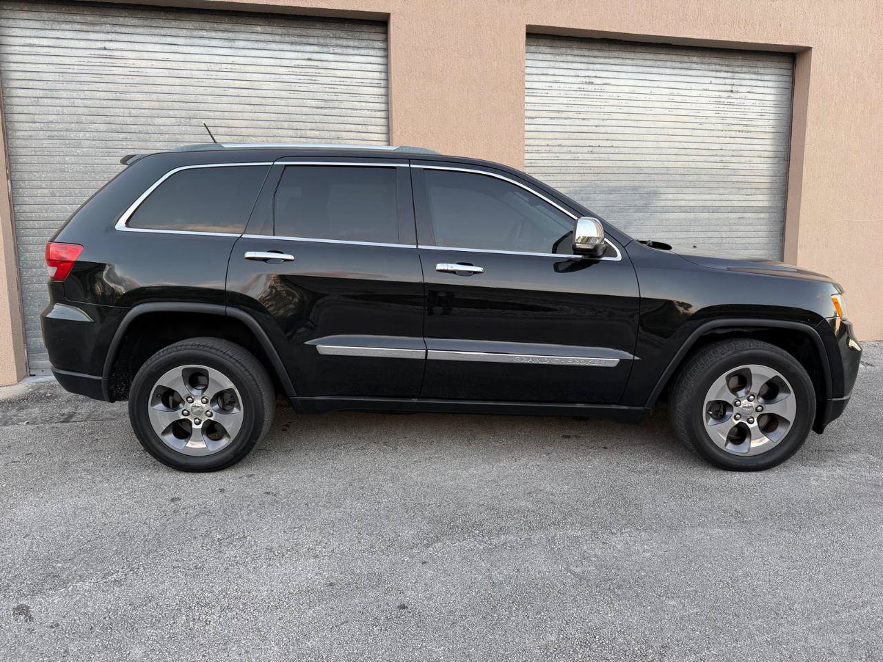 Used 2011 Jeep Grand Cherokee Overland AWD/4WD image 5