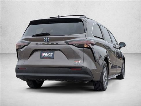 Used 2024 Toyota Sienna XLE image 5