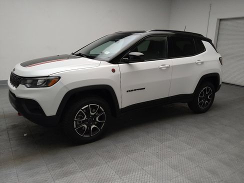 Used 2025 Jeep Compass Trailhawk AWD/4WD image 2