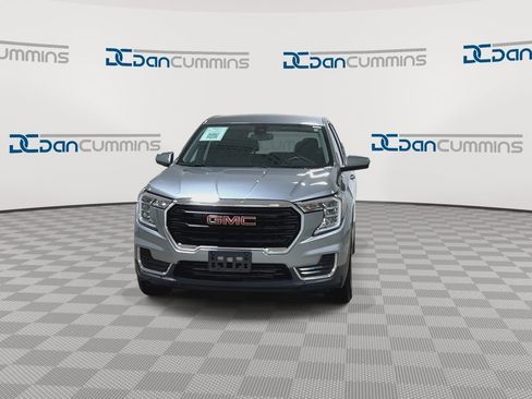 Used 2024 GMC Terrain SLE FWD image 3