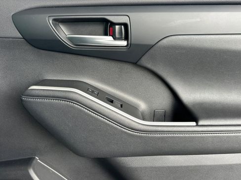 Certified 2024 Toyota Highlander XLE image 22