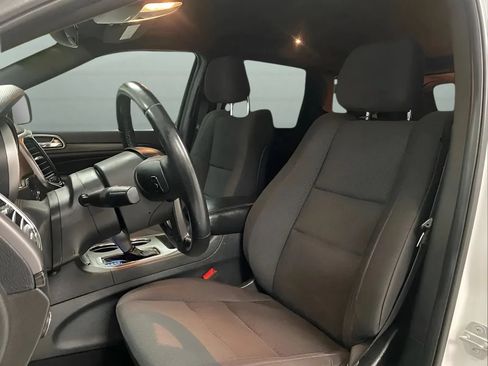 Used 2019 Jeep Grand Cherokee Laredo RWD image 9
